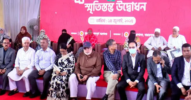 গণঅভ্যুত্থানে শহীদদের বাবা-মাকে মঞ্চে বসালেন উপদেষ্টারা